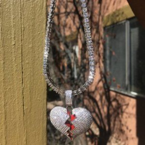 [LAST DAY SALE] Iced Out Heartbreak Pendant Chain - Picture 2 of 5